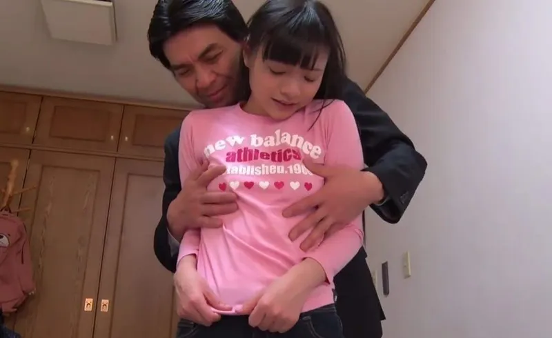 Bố dượng lôi kéo đứa cục cưng riêng ngây thơ của vợ