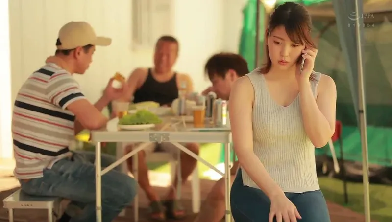 Chồng khờ để bà xã tham gia sự kiện cắm trại với mấy gã nhà sát bên và cái kết