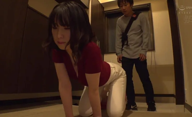 Người phụ nữ nhà bên thiếu thốn và cậu sinh viên trúng độc đắc cạnh bên