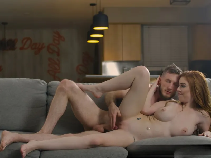 đang tăng ca mà em ghệ cứ dùng lỗ lồn lôi kéo tôi doggy cùng em