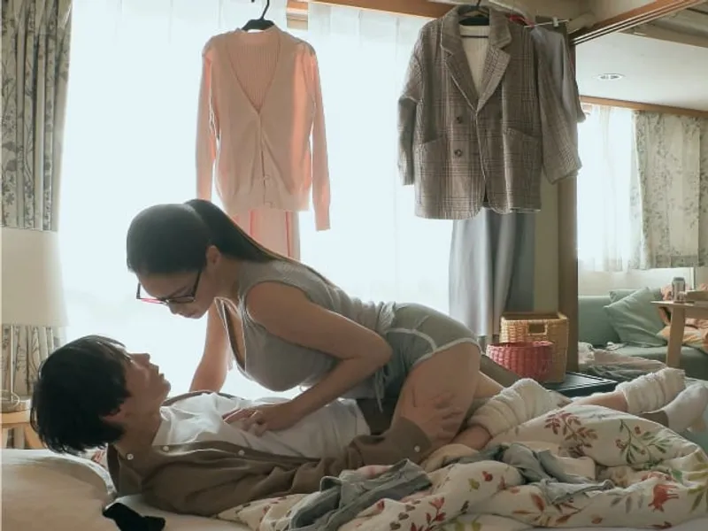 được chị nhà đối diện "an ủi" khi người yêu đi ngoại tình